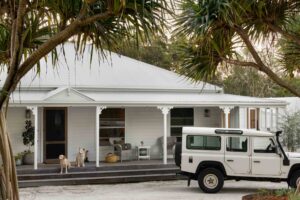 Defender sitting out the front of a Queenslander home.